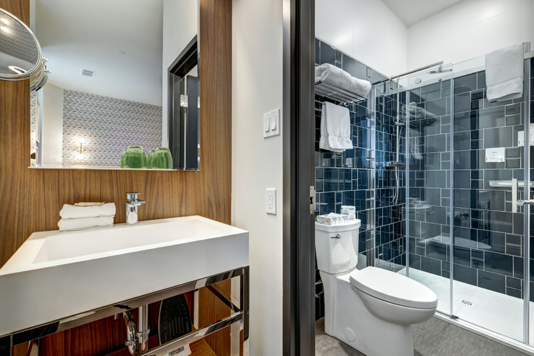 Bathroom 5, Hotel Uville Montreal, Montréal