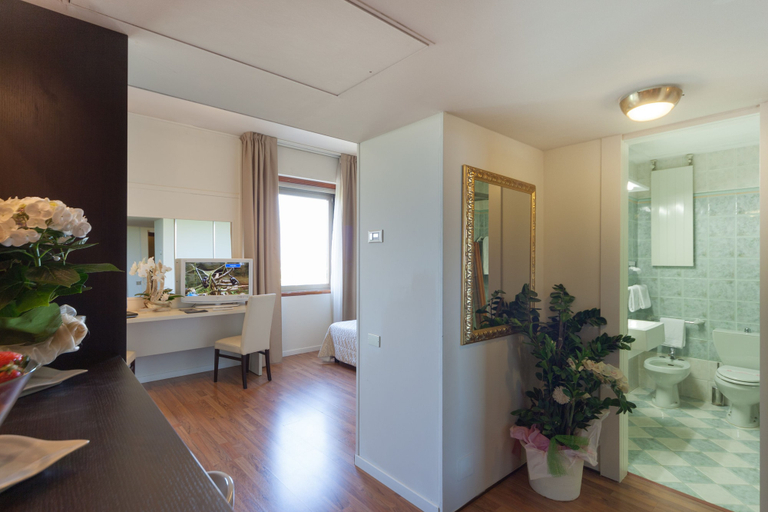 Bathroom 4, Suite Hotel Elite, Bologna
