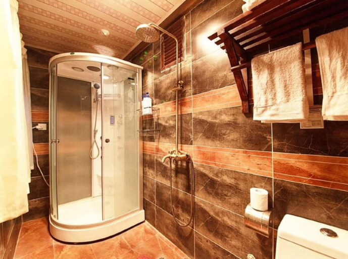 Bathroom 2, Lijiang shuimuxiquan Inn, Lijiang