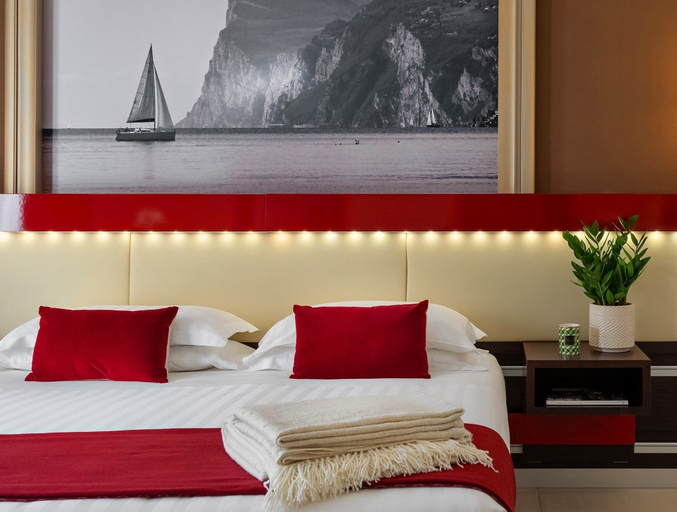Bedroom 2, Kairos Garda Hotel, Verona