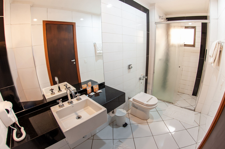 Bathroom 4, London Hotel, Londrina