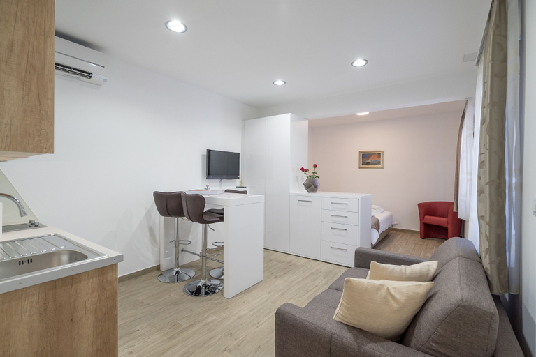 Others 5, Drop In Split Suites, Split