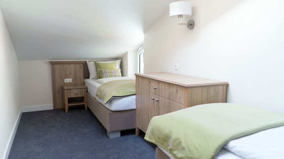 Bedroom 4, Hotel Quellenhof, Garmisch-Partenkirchen