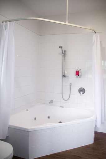 Bathroom 3, Carrick Lodge Motel, Central Otago