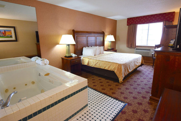 Bedroom 3, Hamilton Inn Select Beachfront Mackinaw City, Cheboygan