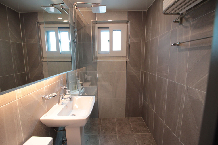 Bathroom 5, Hotel Pico, Tongyeong