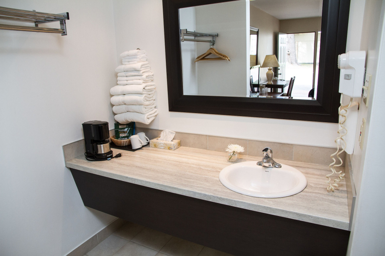 Bathroom 4, Rideau Heights Inn, Ottawa