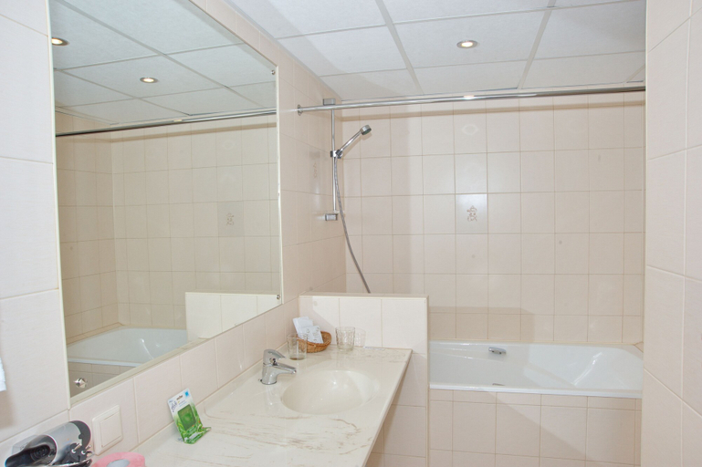Bathroom 3, Ladoga Hotel, Sankt-Peterburg gorsovet