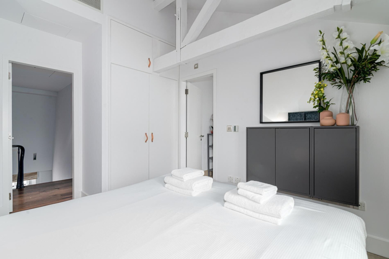 Bedroom 2, A Stunning Three Bedroom Home in Mayfair, London