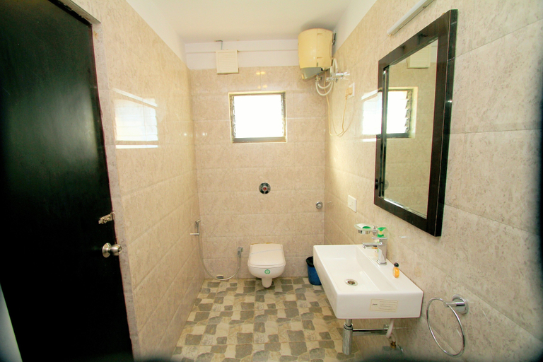 Bathroom 4, Hotel Crestwood, Kolkata