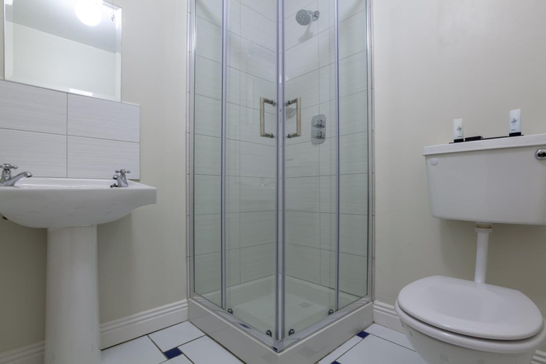 Bathroom 4, Dingle Harbour Lodge