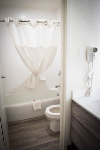 Bathroom 4, Ramada by Wyndham North Platte & Sandhills Convention Ctr, Lincoln