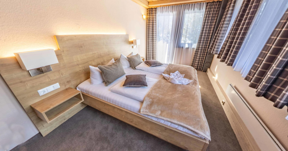 Bedroom 2, Hotel Quellenhof, Garmisch-Partenkirchen
