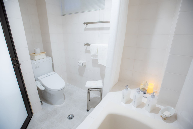 Bathroom 4, White House, Uruma