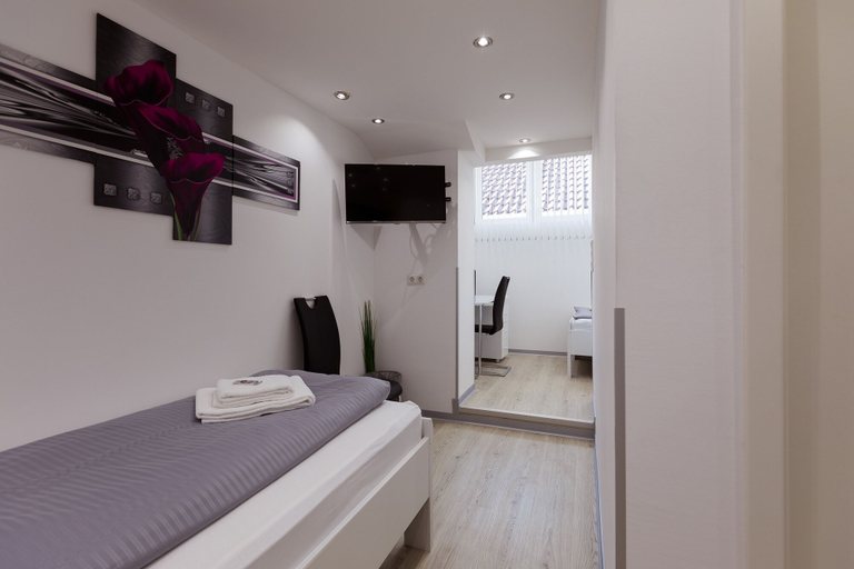Bedroom 4, Hotel Rühen 24-hour check-in, free parking, guest kitchen, Gifhorn