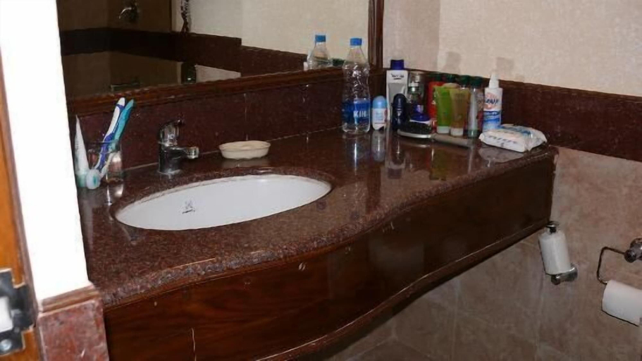 Bathroom 3, Hotel Madhuban, Dehradun