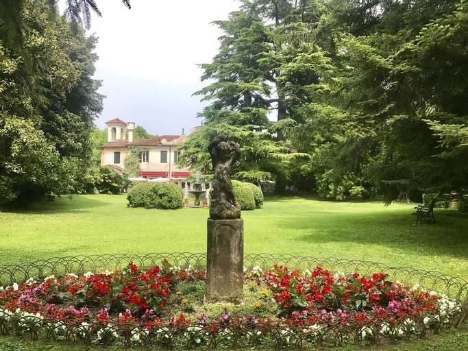 Exterior & Views 22
