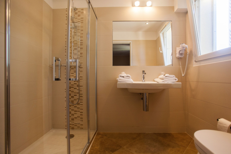 Bathroom 4, Hôtel Cesario, Haute-Corse