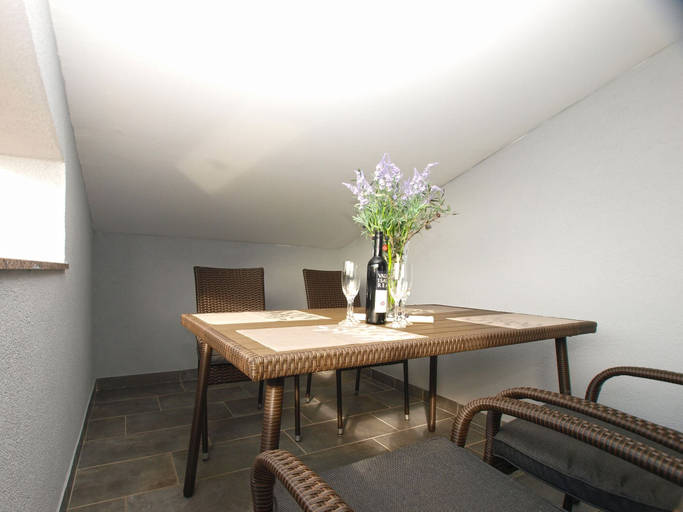 Others 4, Apartment 1975, Vodnjan