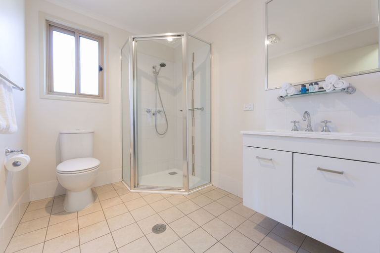 Bathroom 5, Alivio Tourist Park Canberra, Canberra