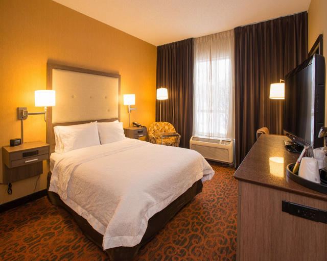 Bedroom 3, Hampton Inn by Hilton Toronto-Mississauga West, Peel