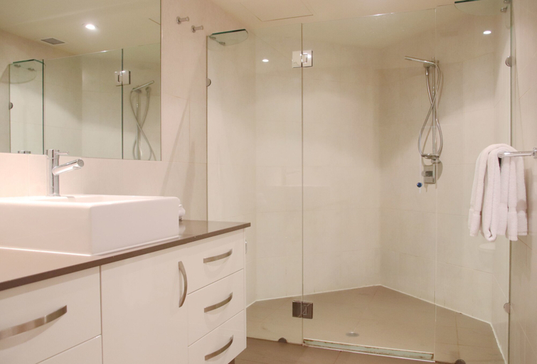Bathroom 5, 181 The Esplanade, Cairns