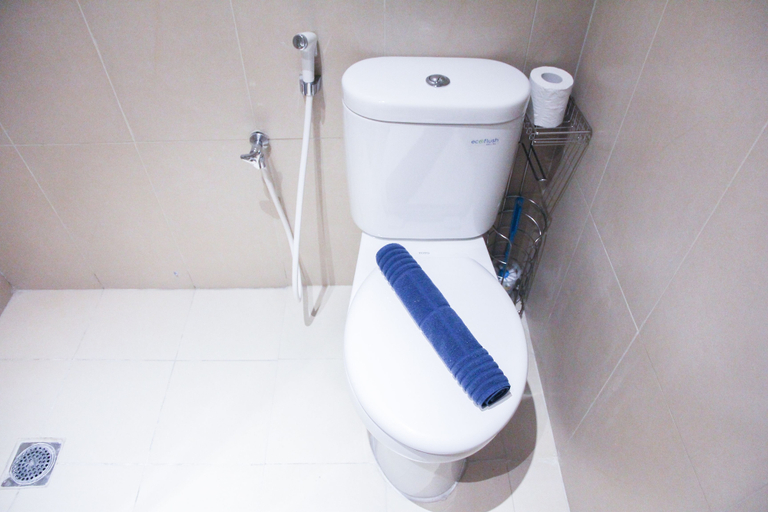 Bathroom 2, Cozy Studio Apartment at Elpis Residence, Central Jakarta