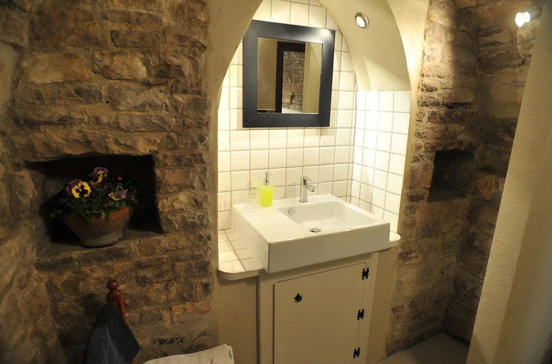 Bathroom 4, Vico Del Poeta, Perugia