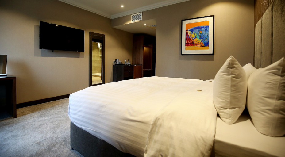 Bedroom 2, DoubleTree by Hilton Belfast City Ten Square, Belfast