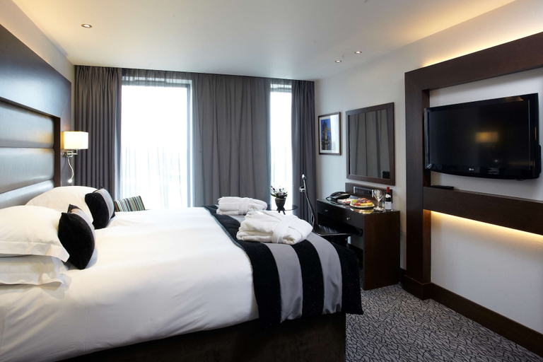 Bedroom 2, Park Grand Heathrow, London
