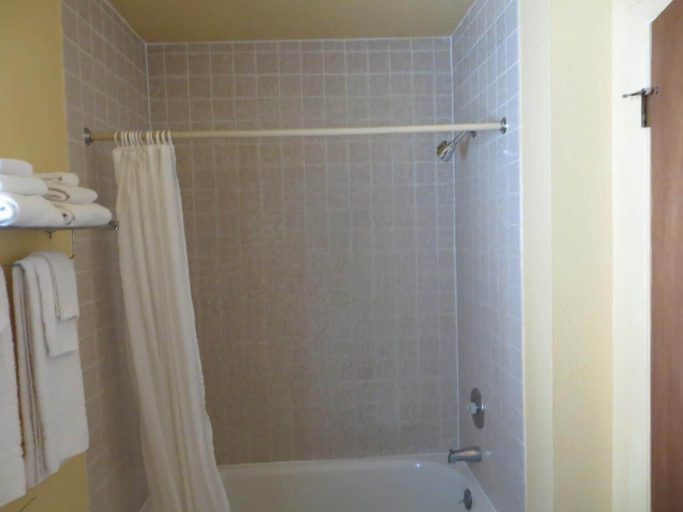 Bathroom 4, Scottish Inn, Humboldt