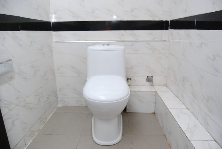 Bathroom 5, Dawn Carrington Hotels & Suites, Kosofe