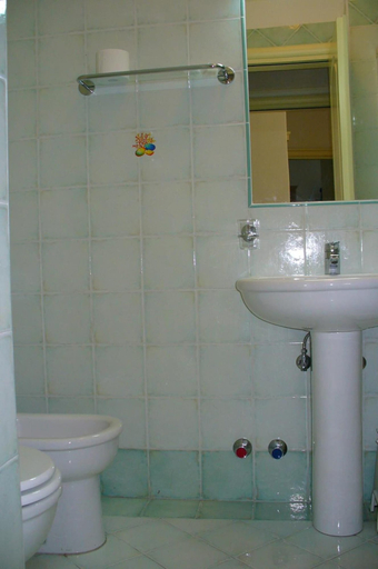 Bathroom 5, Hotel La Marticana, Napoli