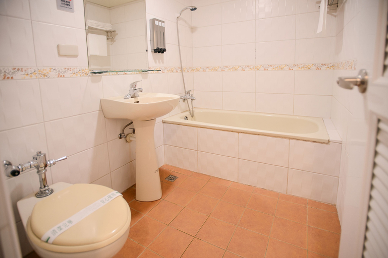 Bathroom 3, Kiwi Express Hotel - Taichung Station Branch 10, Taichung
