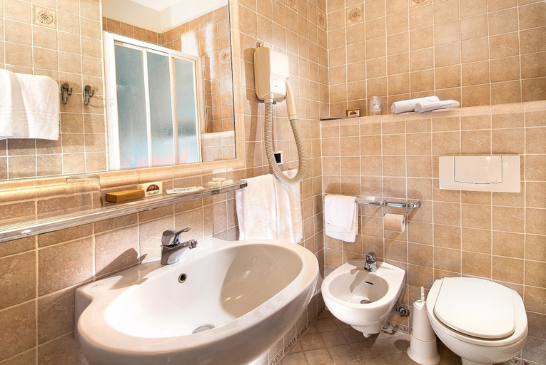 Bathroom 4, Hotel Milano, Brescia