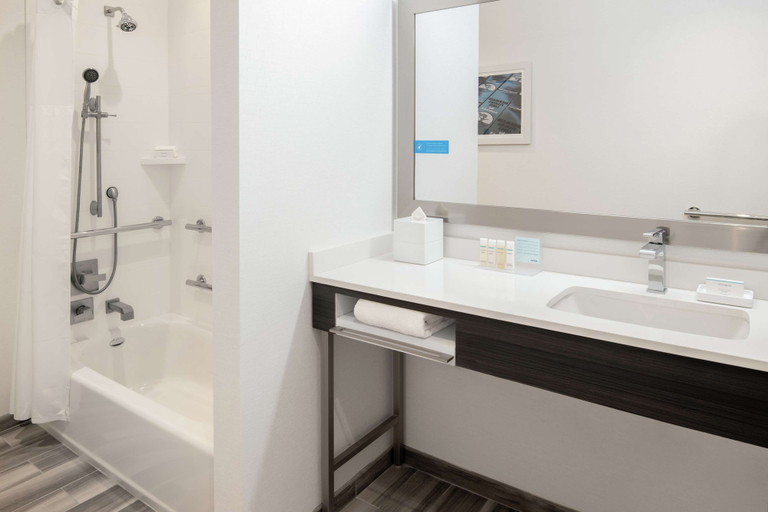 Bathroom 4, Hampton Inn Petaluma, CA, Sonoma