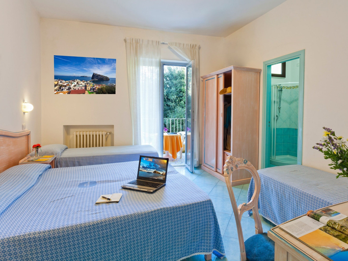 Bedroom 5, Hotel Cleopatra, Napoli