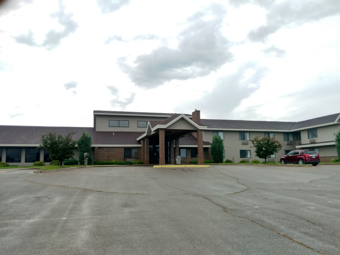 Exterior & Views 2, Madelia Hotel & Suites, Watonwan