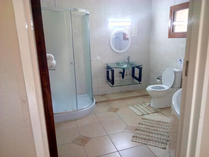 Bathroom 3, Zenith lodge, Lusaka