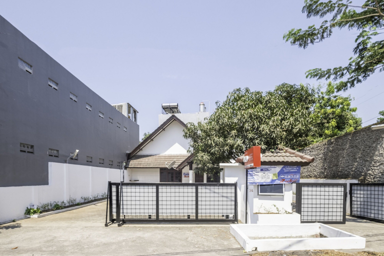 Exterior & Views 2, Super OYO 1568 Stasiun Ka Cirebon Guest House, Cirebon