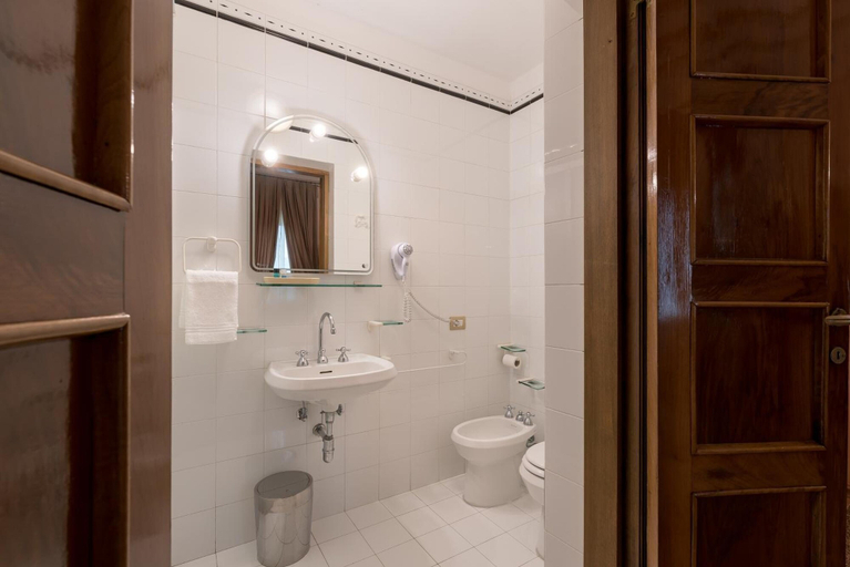 Bathroom 5, Hotel San Marco, Modena