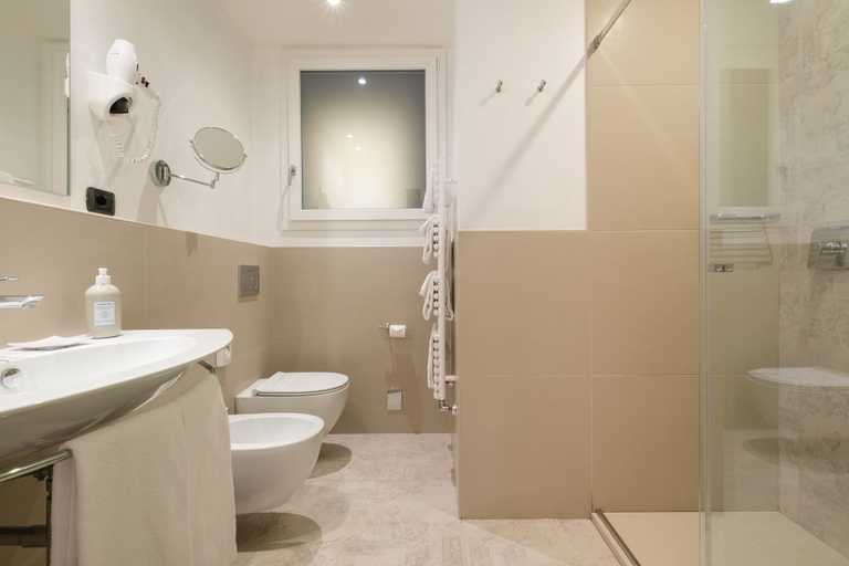 Bathroom 5, Touring Hotel, Bologna
