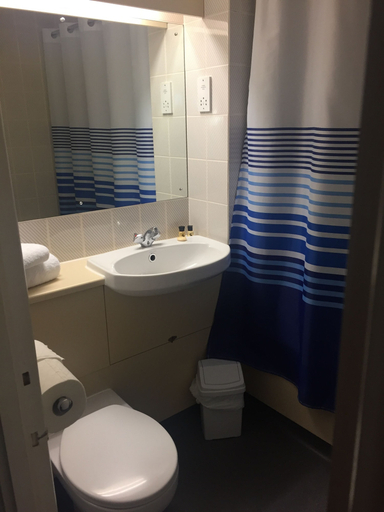 Bathroom 4, Redwings Lodge Uppingham, Rutland