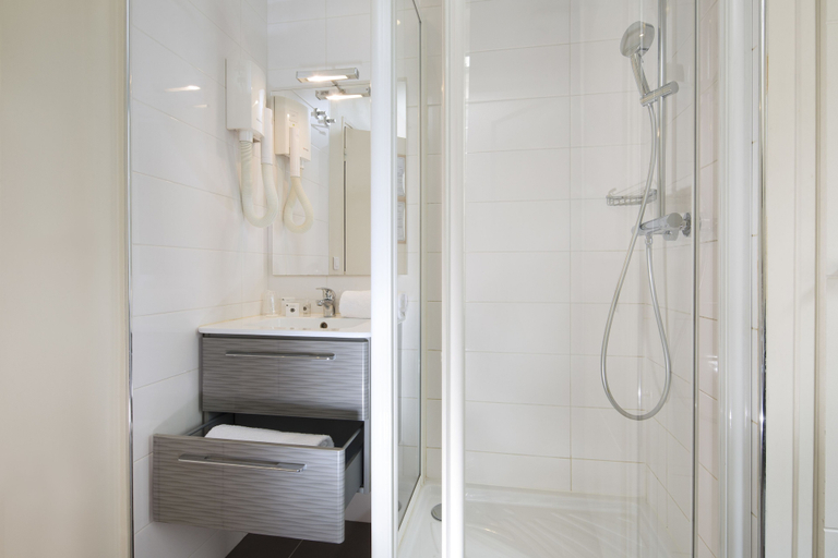Bathroom 4, Lion d'Or Paris Hotel, Paris
