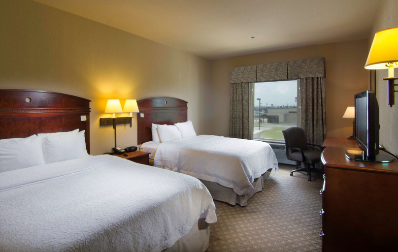 Bedroom 3, Hampton Inn & Suites Brownsville, Cameron