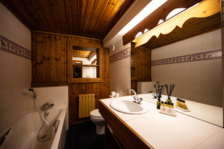 Bathroom 4, Hotel La Savoyarde, Savoie