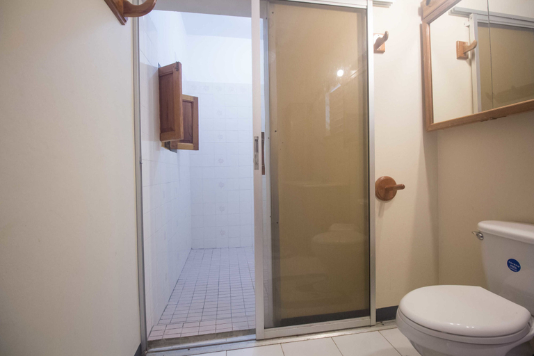 Bathroom 4, Rainbow Hill
