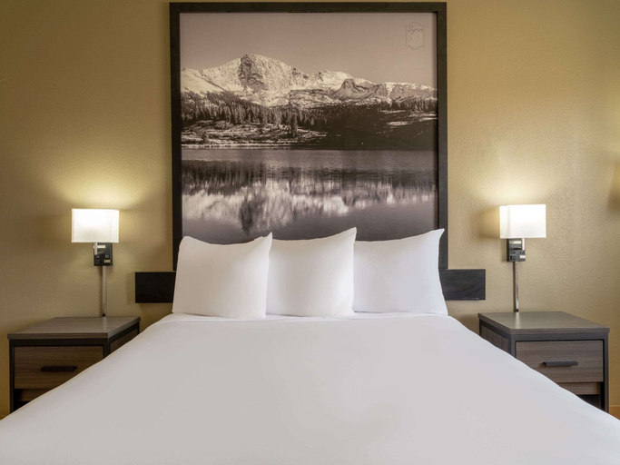 Bedroom 3, Super 8 by Wyndham Clinton, Clinton