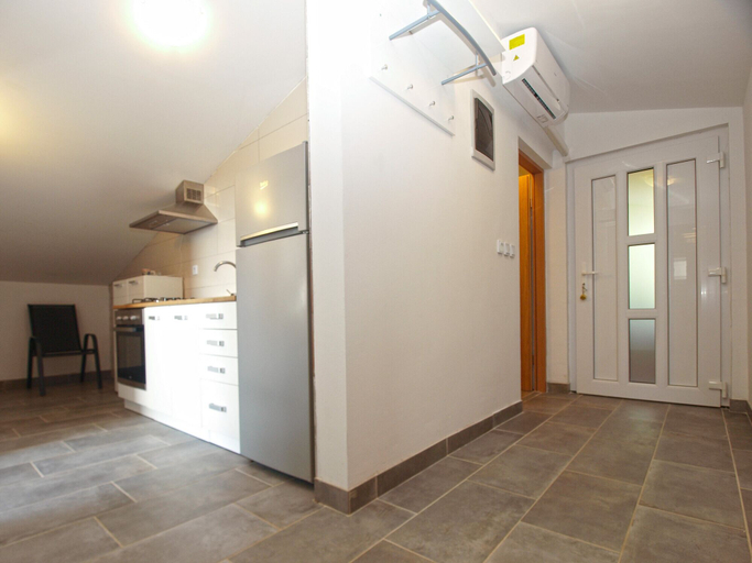 Others 5, Apartment 1975, Vodnjan
