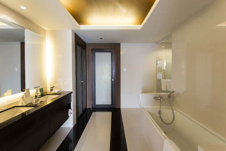 Bathroom 5, The Bellevue Manila, Muntinlupa